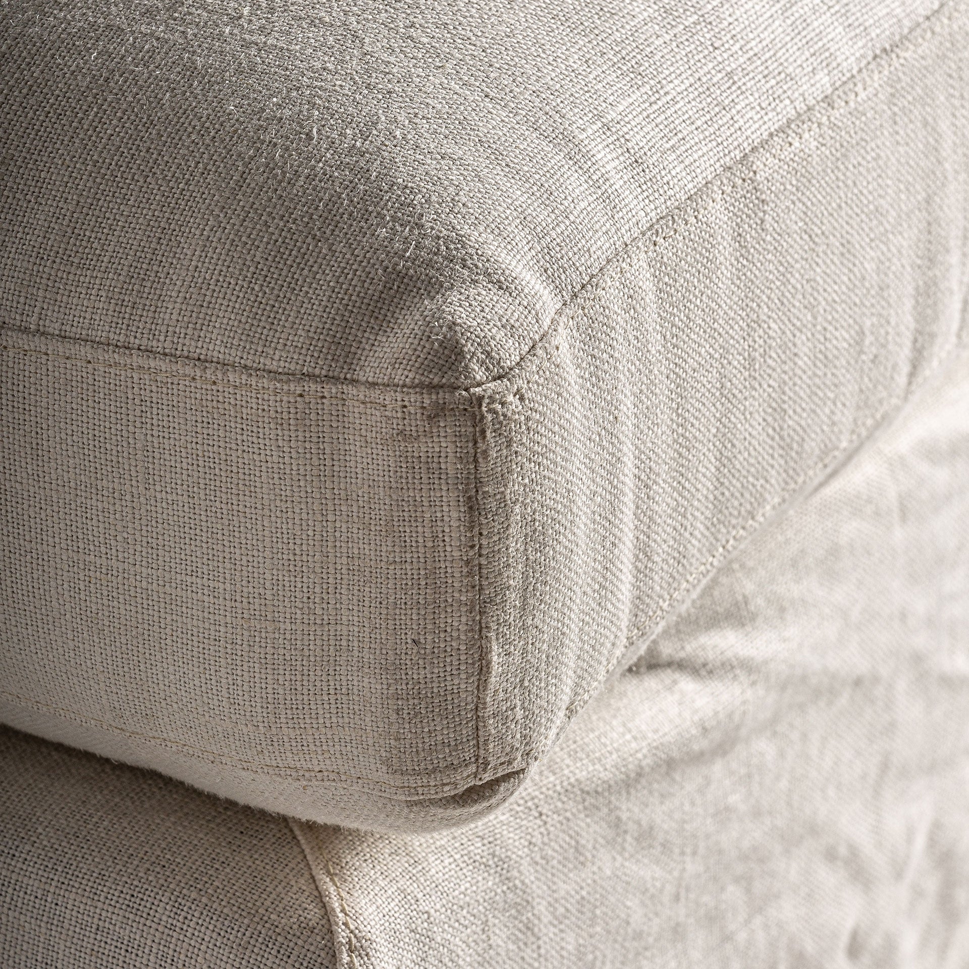 Detalle del cojín de asiento en tapizado de textura gruesa. Comodidad y estilo.