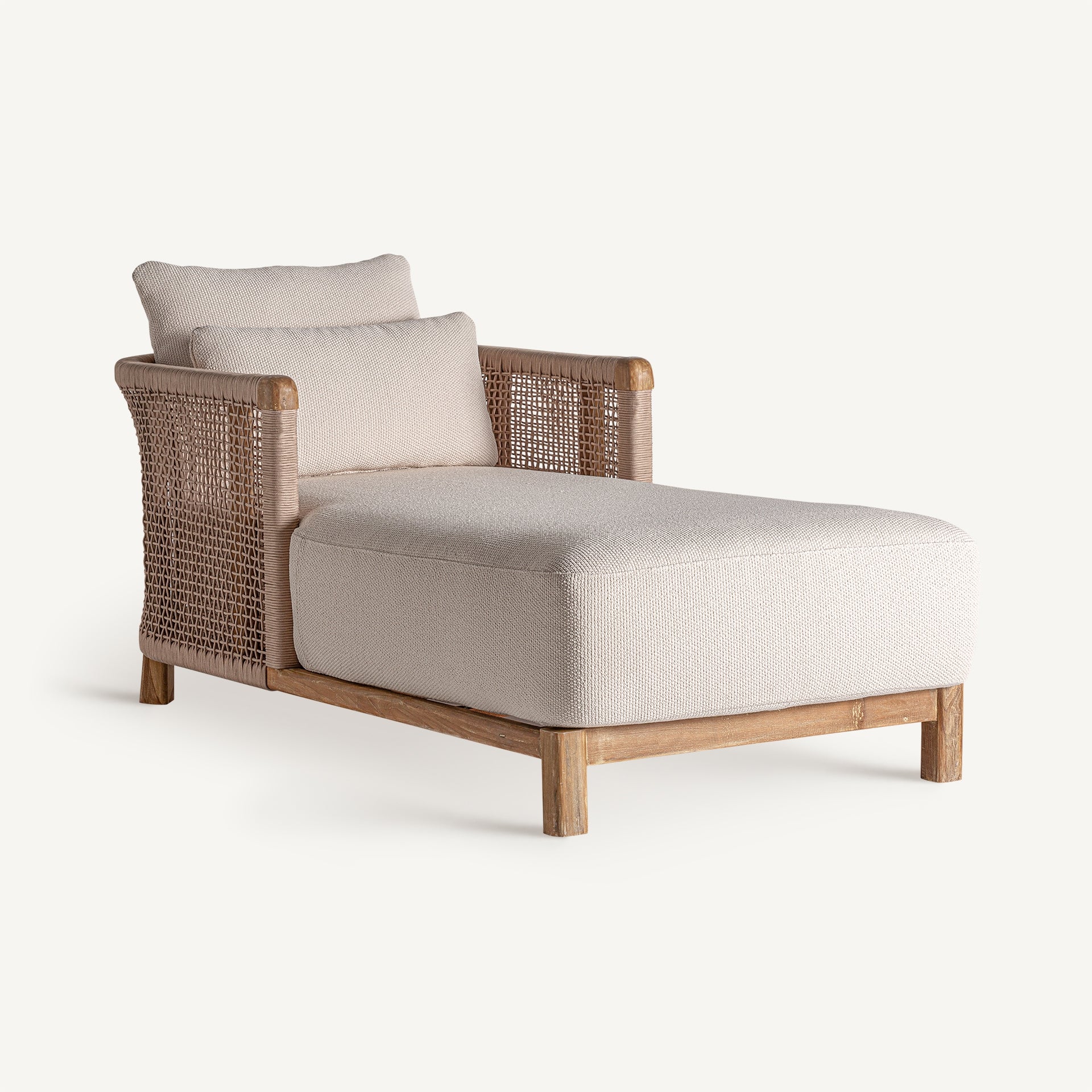 Chaise longue Trena vista 3/4 con base de teca reciclada y respaldo en cuerda envolvente.
