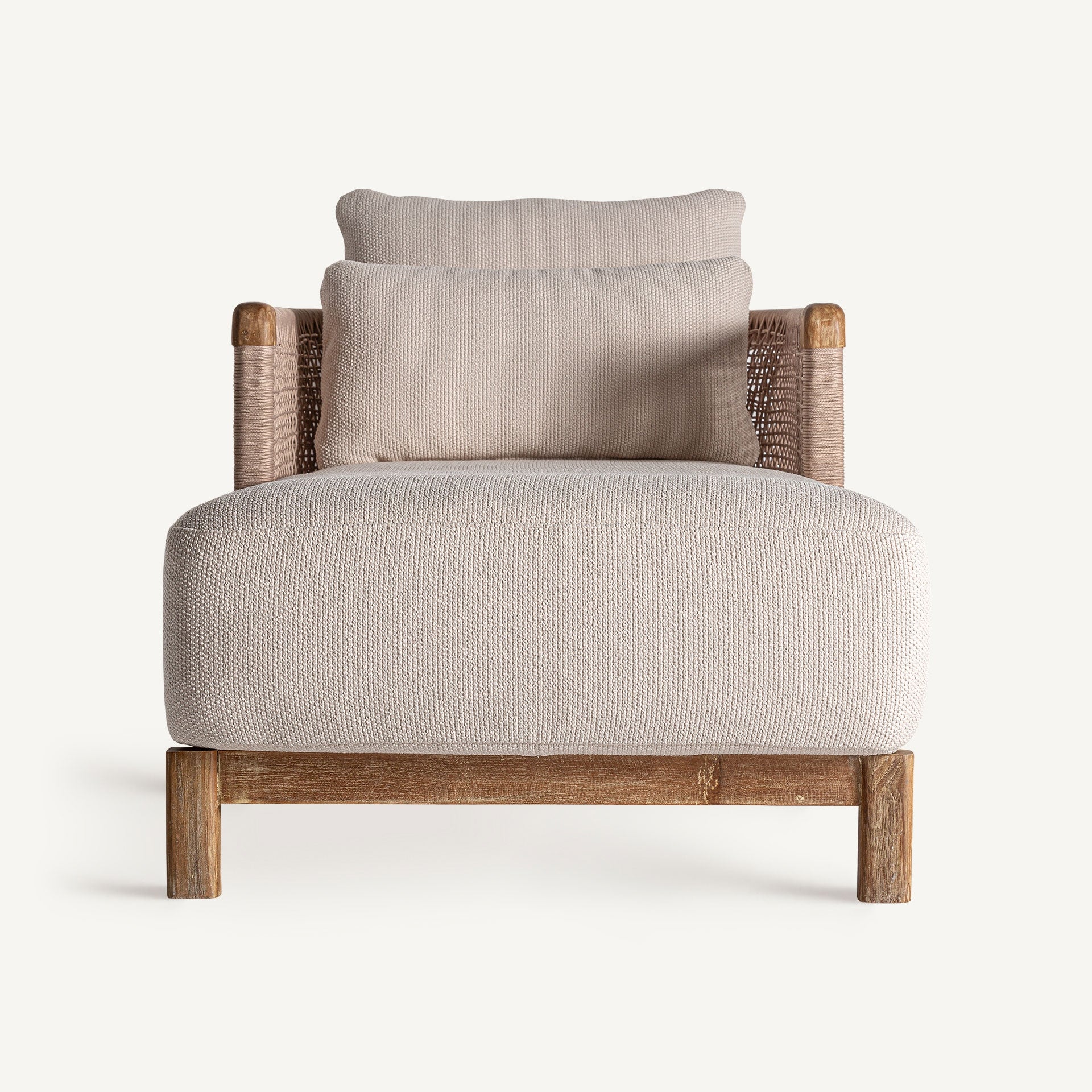 Vista frontal de chaise longue con estructura de madera y tapizado claro.