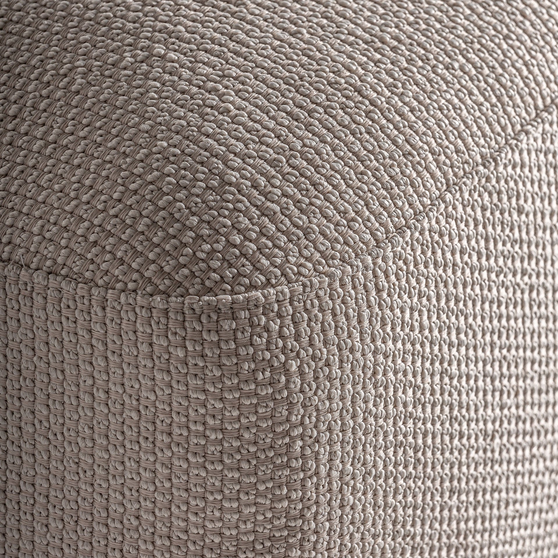 Detalle de tapizado en tejido trenzado color arena sobre el asiento.