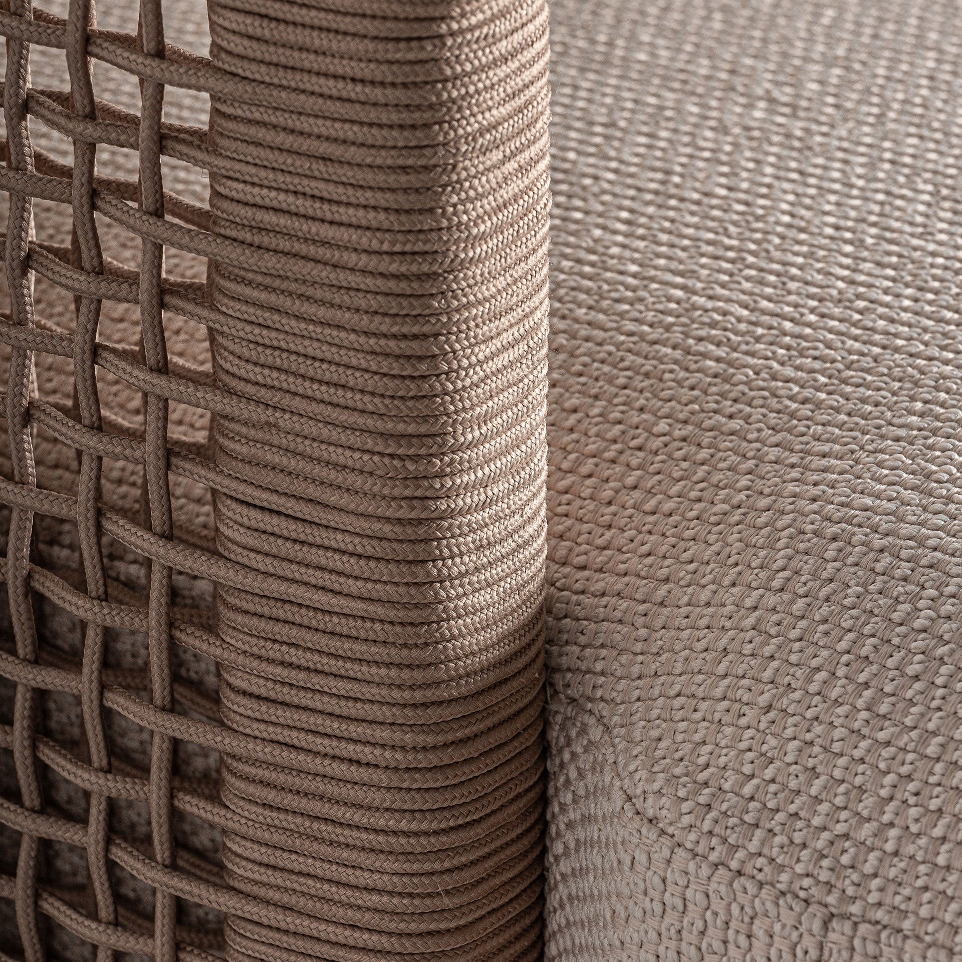 Cojín trasero de respaldo con textura suave y estructura de soporte natural.