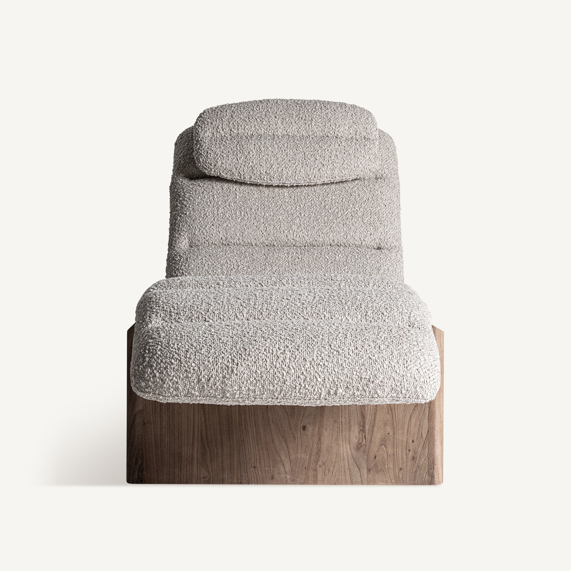 Vista frontal de chaise longue con respaldo acolchado y textura bouclé beige. Estilo escultórico.