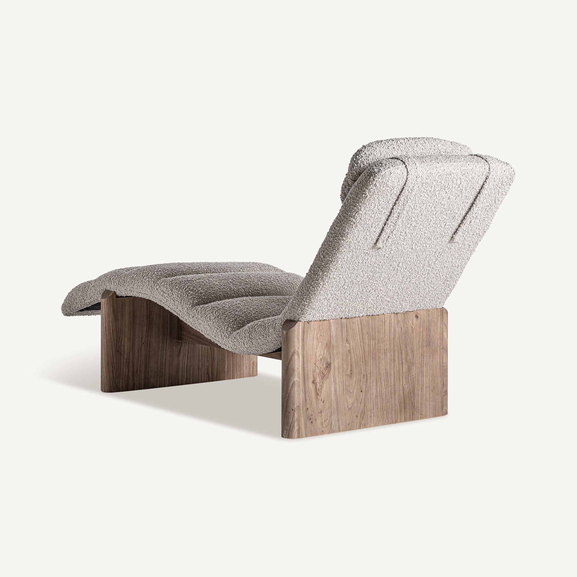 Parte trasera de chaise longue Jacquard con respaldo inclinado y estructura robusta en roble.
