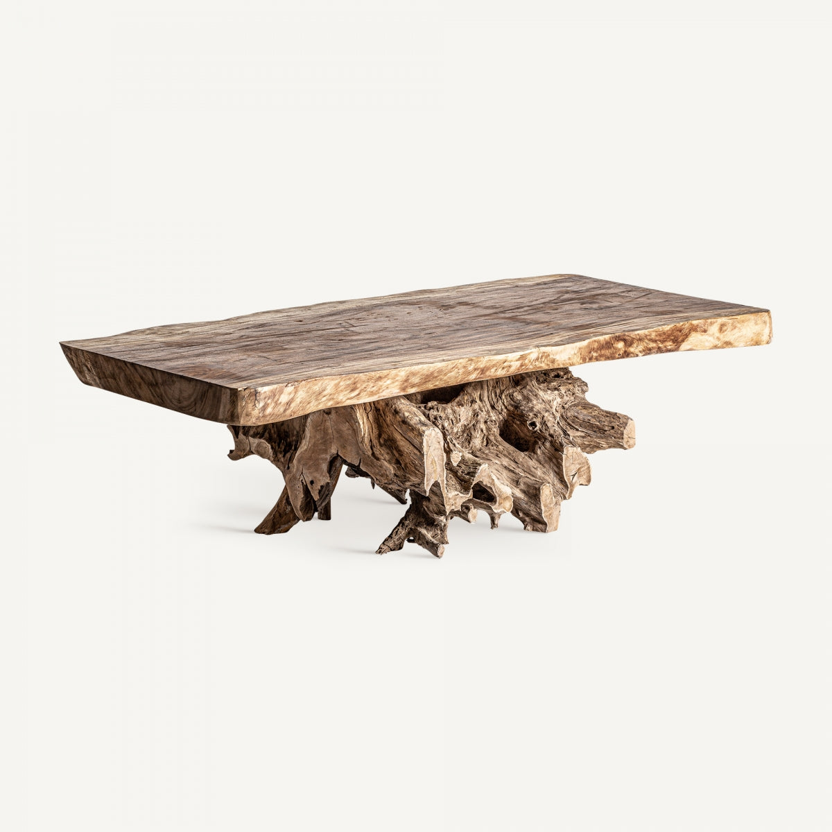 Vista lateral de mesa baja en madera natural con estructura de raíz tallada