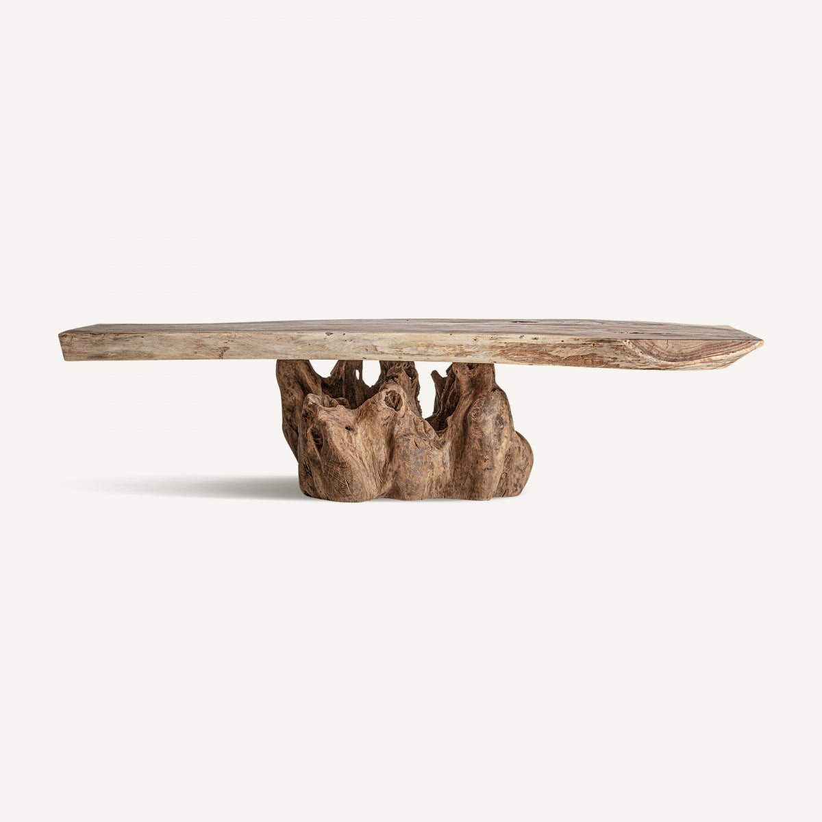 Mesa de centro en suar con sobre macizo y vetas marcadas, estilo rústico contemporáneo