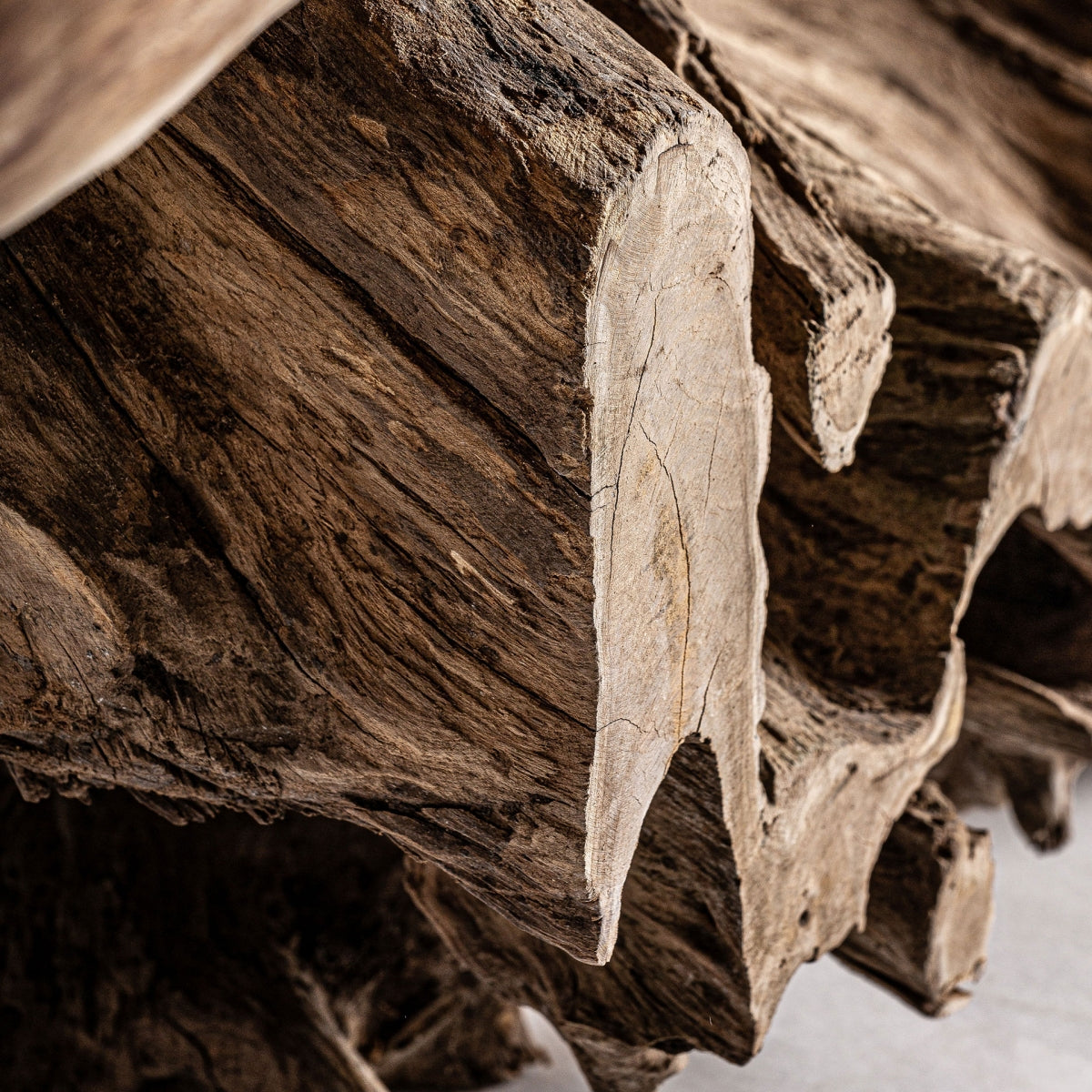 Mesa escultural en madera natural con formas irregulares y acabado cálido