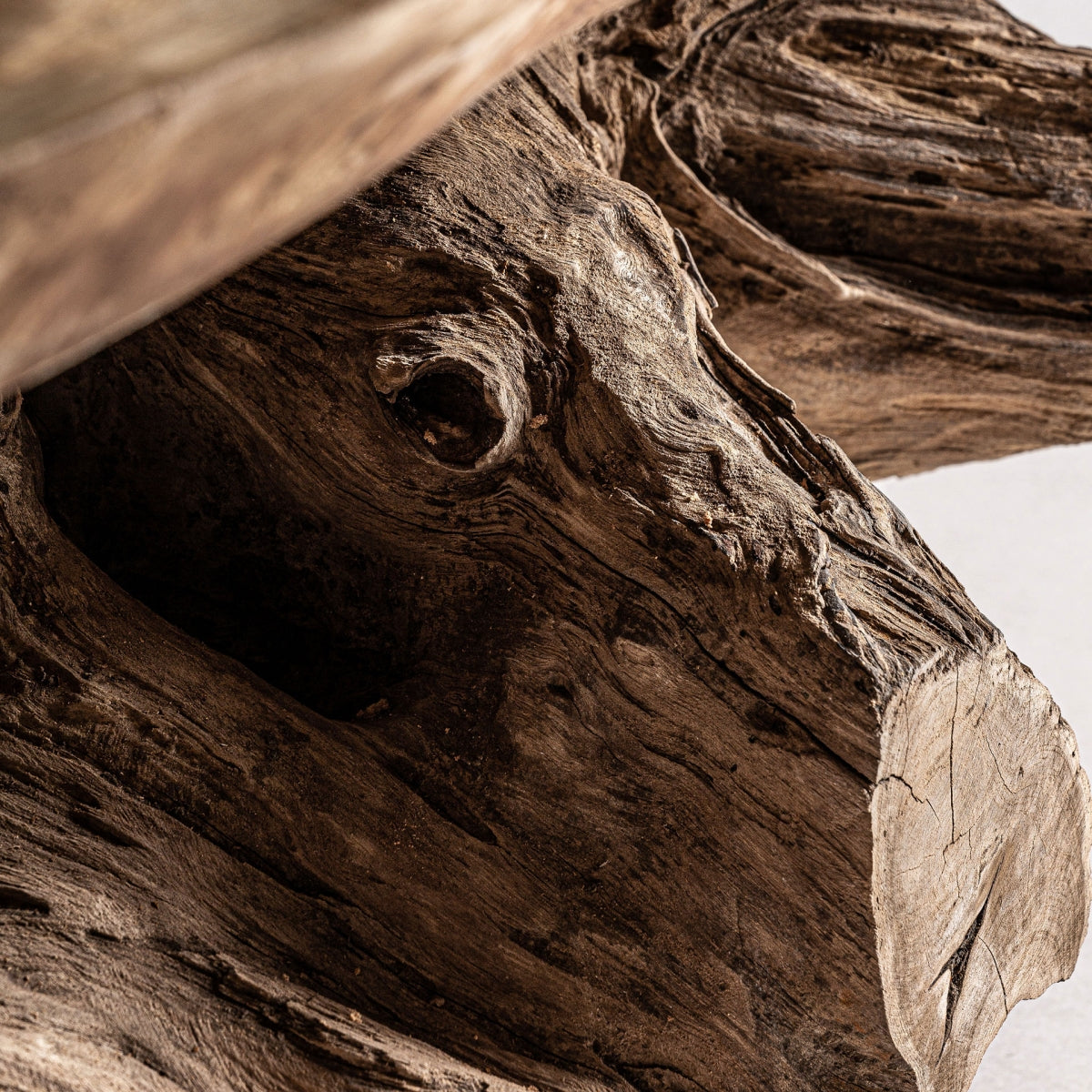 Detalle de la superficie maciza de la mesa con vetas naturales visibles