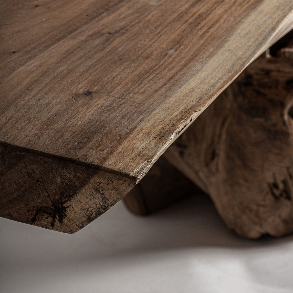 Detalle cercano de vetas profundas en madera de suar de tono cálido