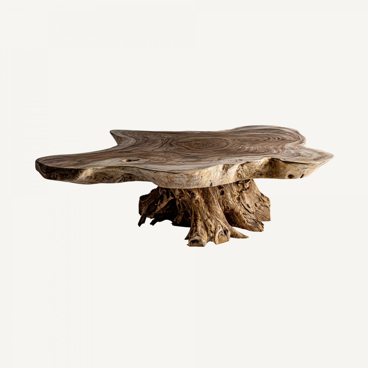 Mesa rústica de formas irregulares elaborada a partir de una sola pieza de madera con vetas naturales marcadas.