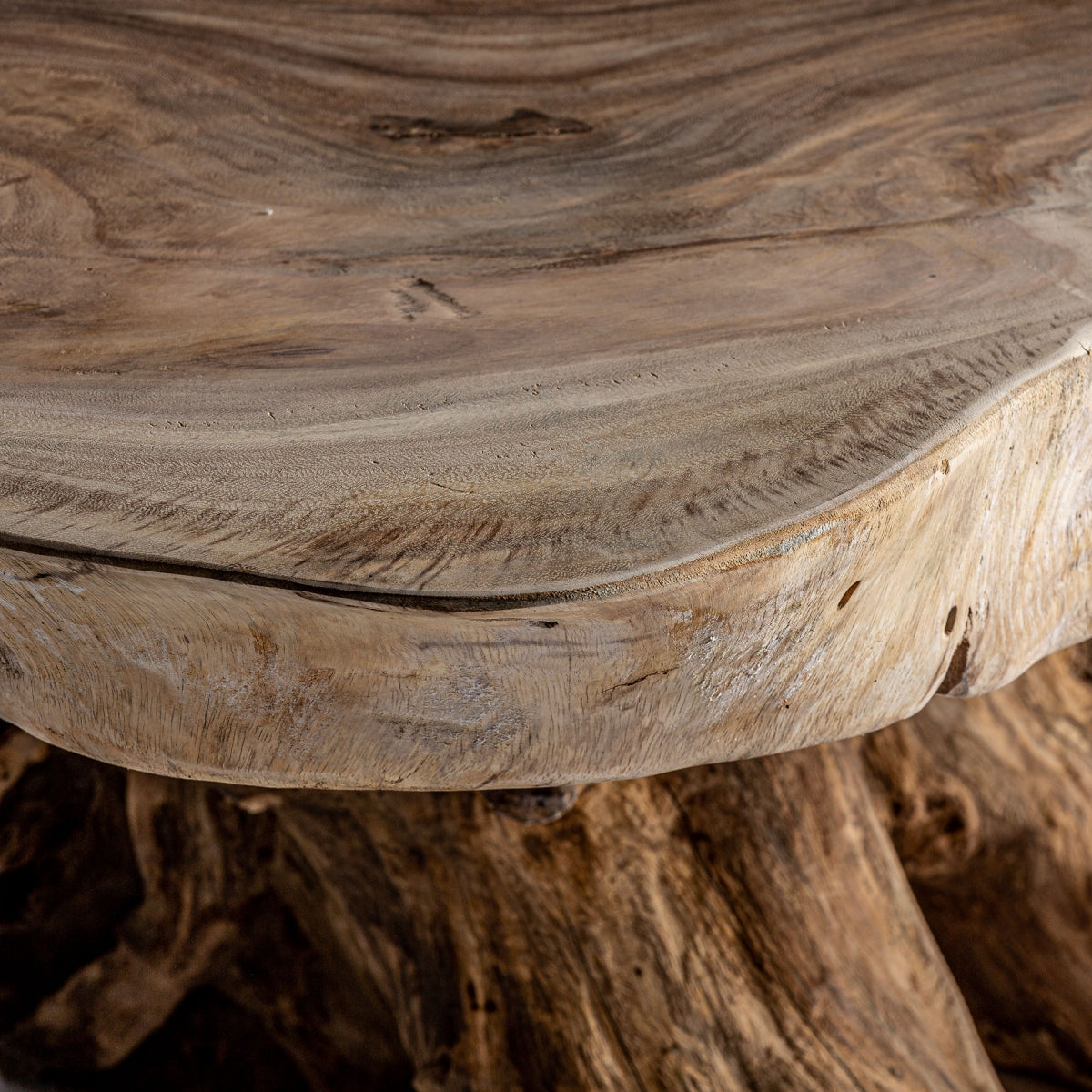 Detalle de la tapa con curvas suaves y veteado natural que realza la singularidad de la pieza.