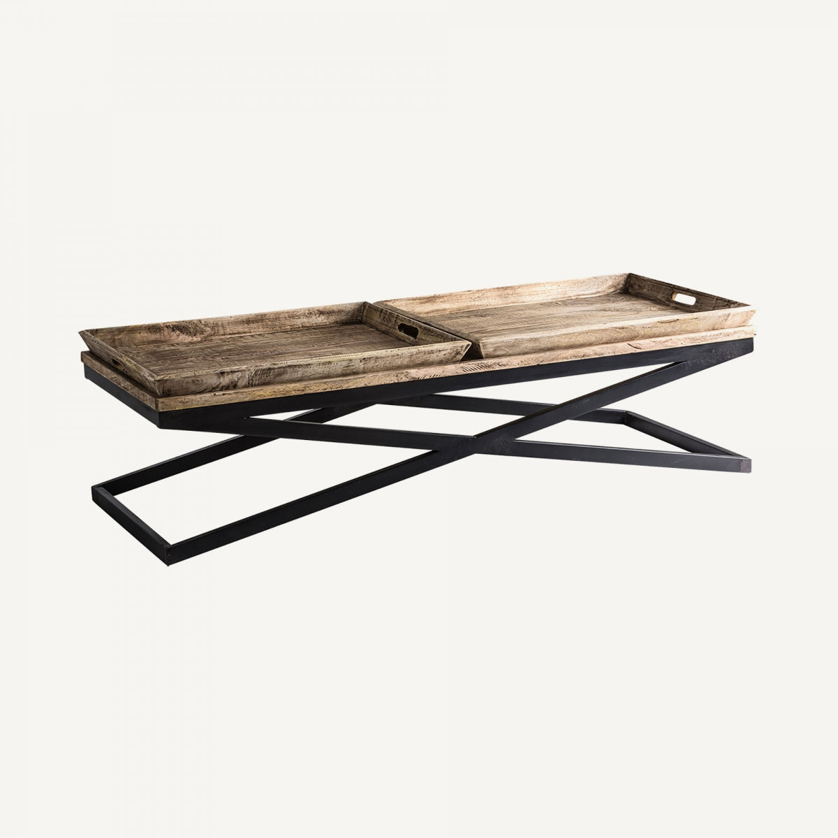Vista diagonal de la mesa de centro Newak con dos bandejas extraíbles de madera – diseño funcional industrial boutique interiorismo Vical