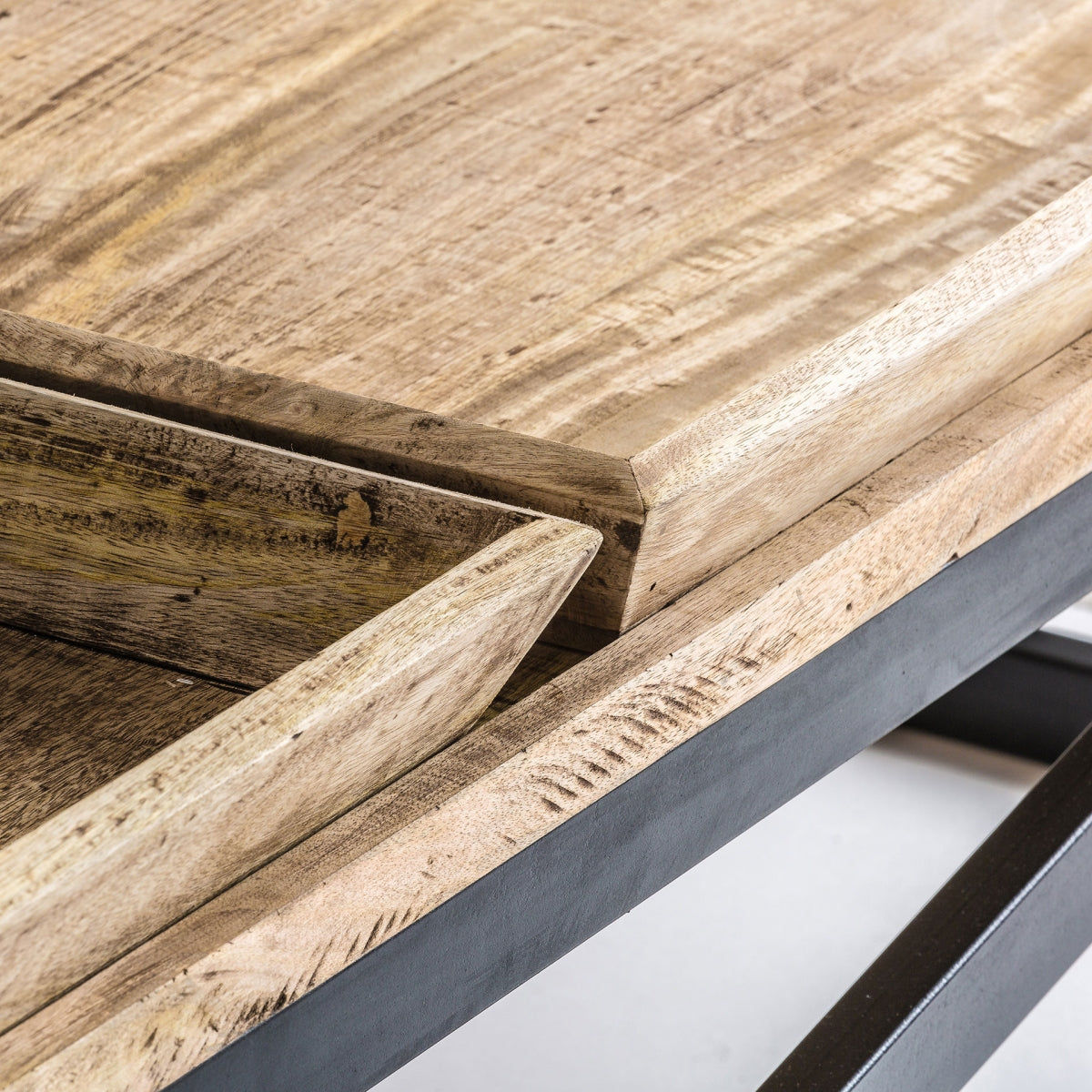 Detalle del acabado de la madera de mango natural de la mesa Newak – textura orgánica y cálida estilo industrial boutique interiorismo Vical