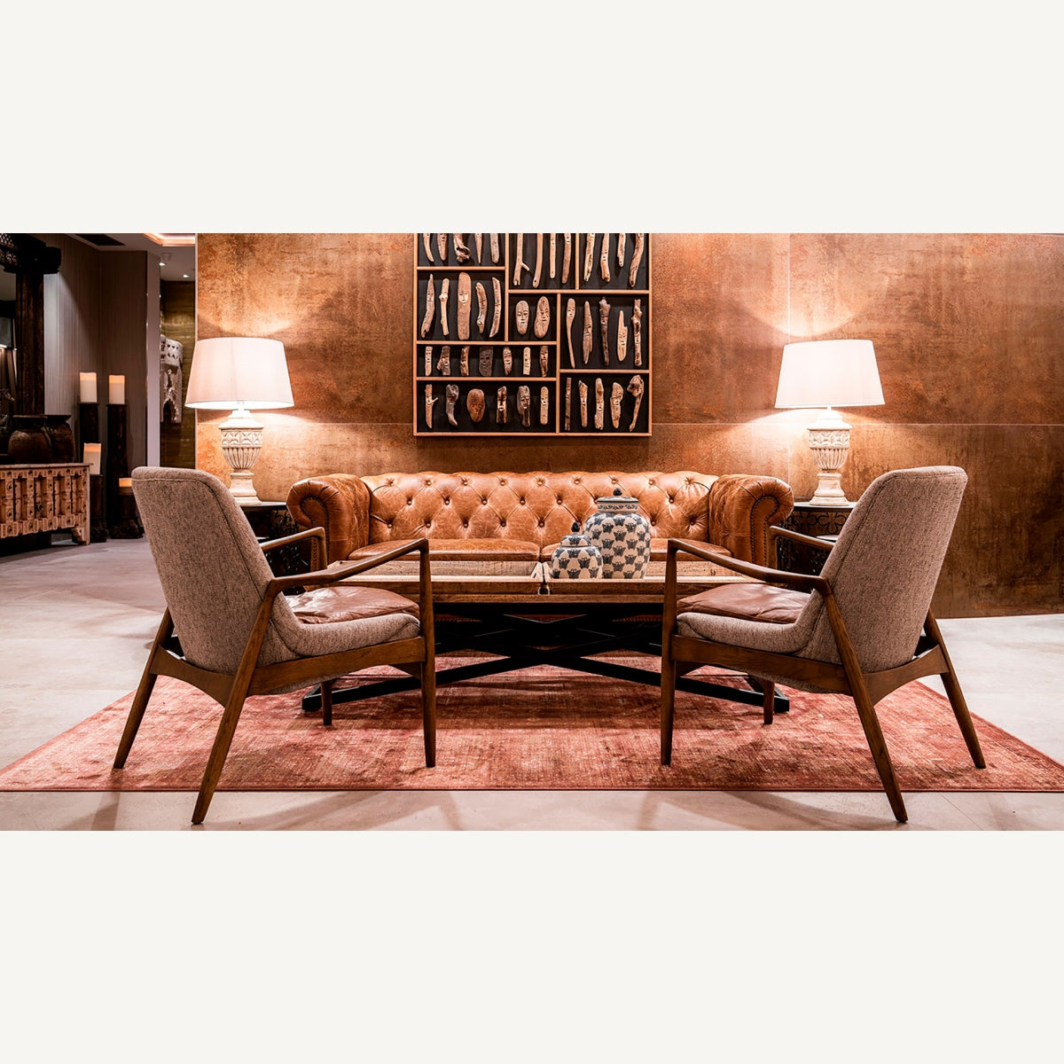 Mesa de centro Newak en ambiente elegante con sofá Chester y lámparas de diseño – decoración cálida industrial boutique interiorismo Vical
