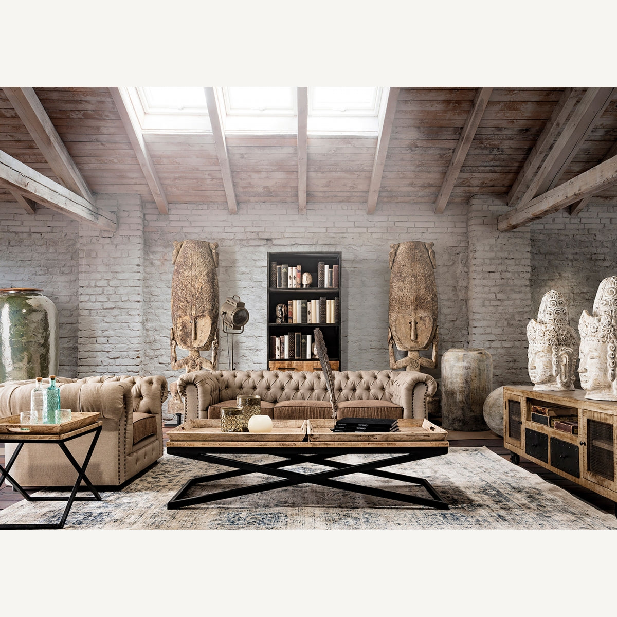 Mesa de centro Newak integrada en salón con luz natural, decoración rústica y mobiliario clásico – estilo industrial cálido boutique interiorismo Vical