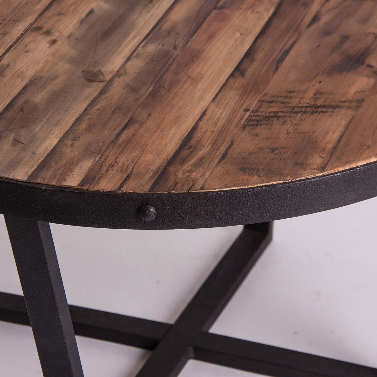 Vista inferior de la mesa MINOT mostrando su base sólida de madera – diseño cálido funcional – boutique interiorismo – vical