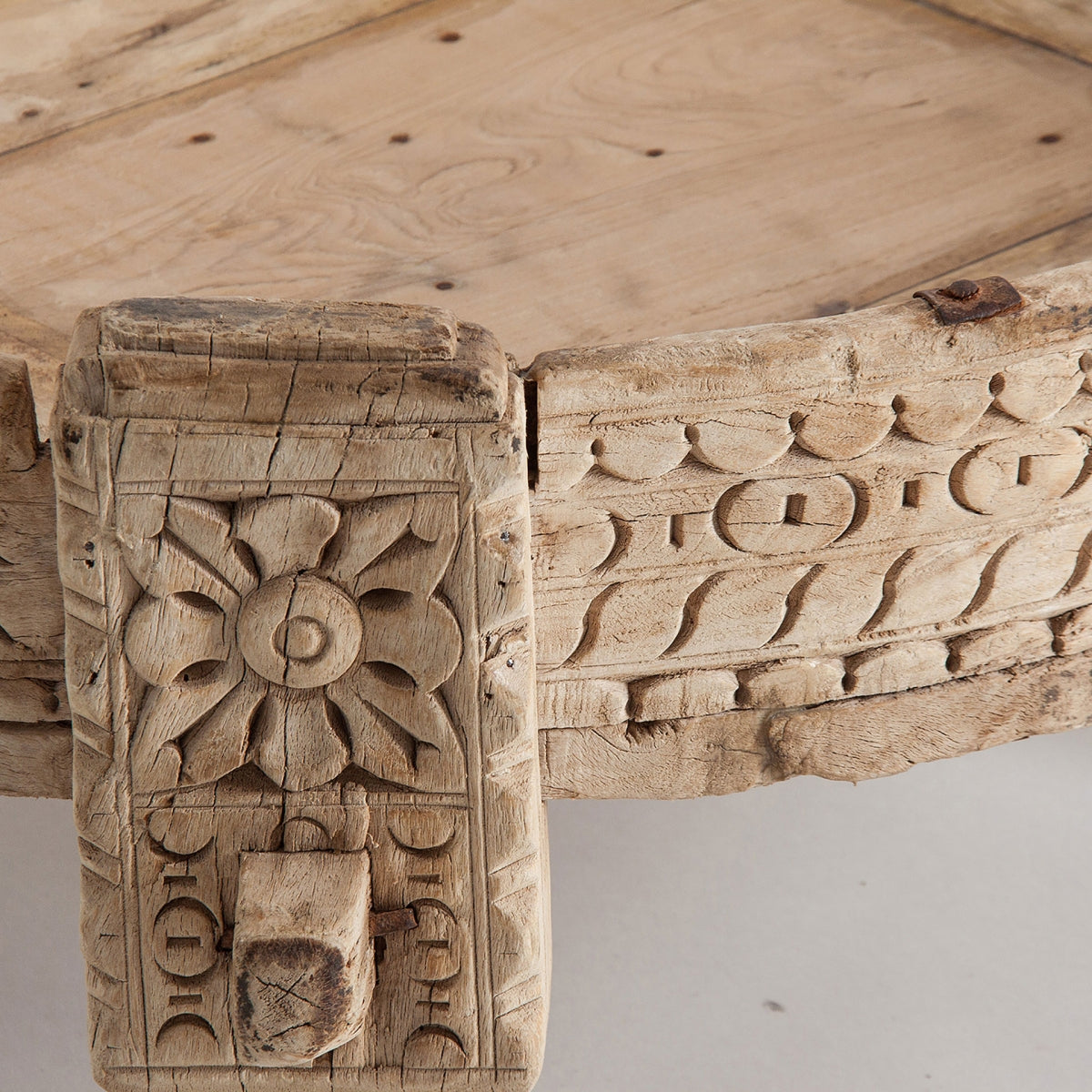 Mesa CHIAYI rectangular de madera envejecida, perspectiva en ángulo, estilo rústico tallado.