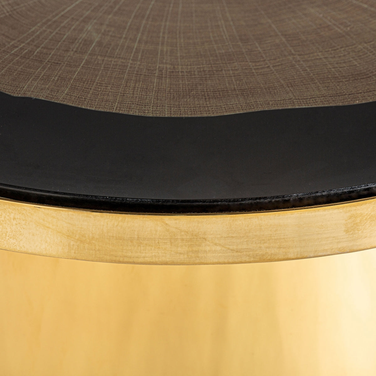 Detalle del borde de la mesa BERTRIX con acabado dorado y superficie de cristal oscuro, mesa centro moderna para salón
