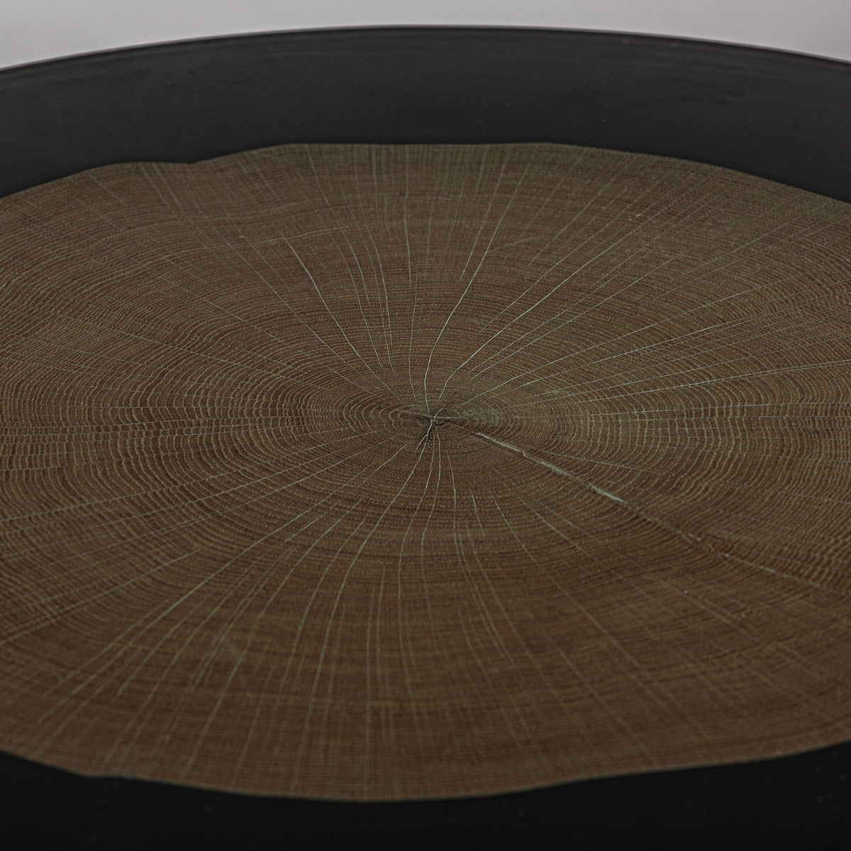 Detalle superior del sobre vetado en la mesa BERTRIX, diseño contemporáneo con textura natural sobre base dorada