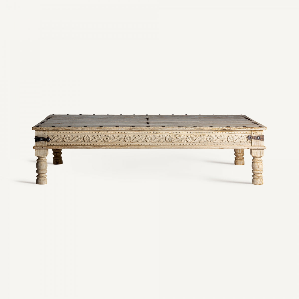 Primer plano del relieve floral tallado en madera, estilo tradicional, mesa CHIAYI.