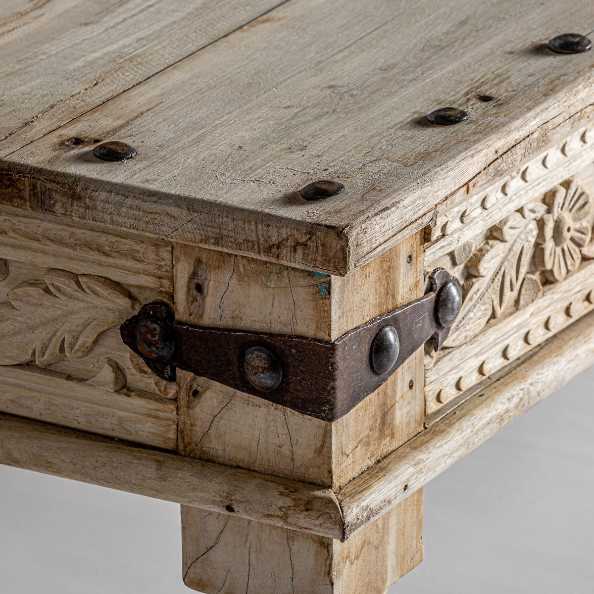 Mesa de centro CHIZHIA de madera tallada blanca, vista frontal, estilo oriental artesanal.