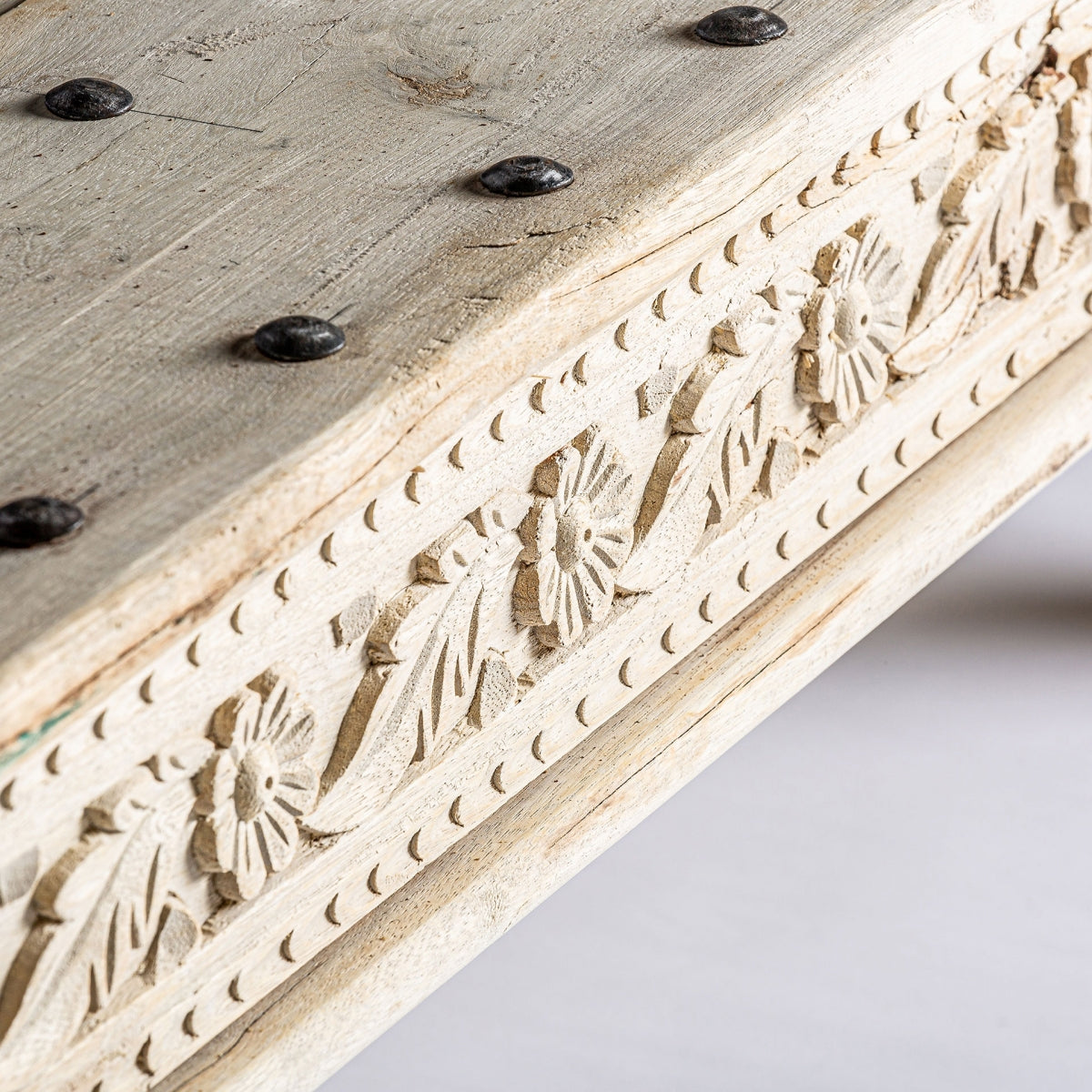 Mesa CHIZHIA rectangular en madera clara, ángulo de tres cuartos, estilo decorativo exótico.