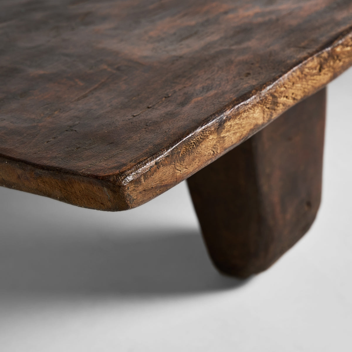 Detalle de canto irregular tallado a mano sobre madera oscura | mesa étnica de gran presencia | boutique_interiorismo-vical