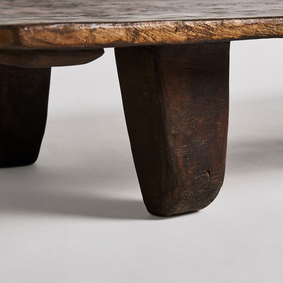 Detalle de pata robusta y torneada en madera oscura | diseño primitivo y escultórico | boutique_interiorismo-vical