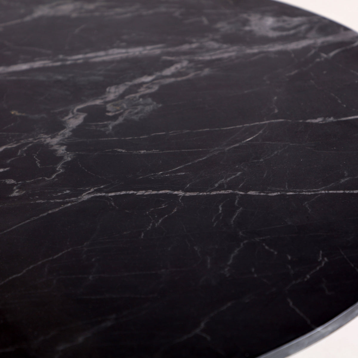 Primer plano de las vetas naturales sobre mármol negro, textura sofisticada y escultural