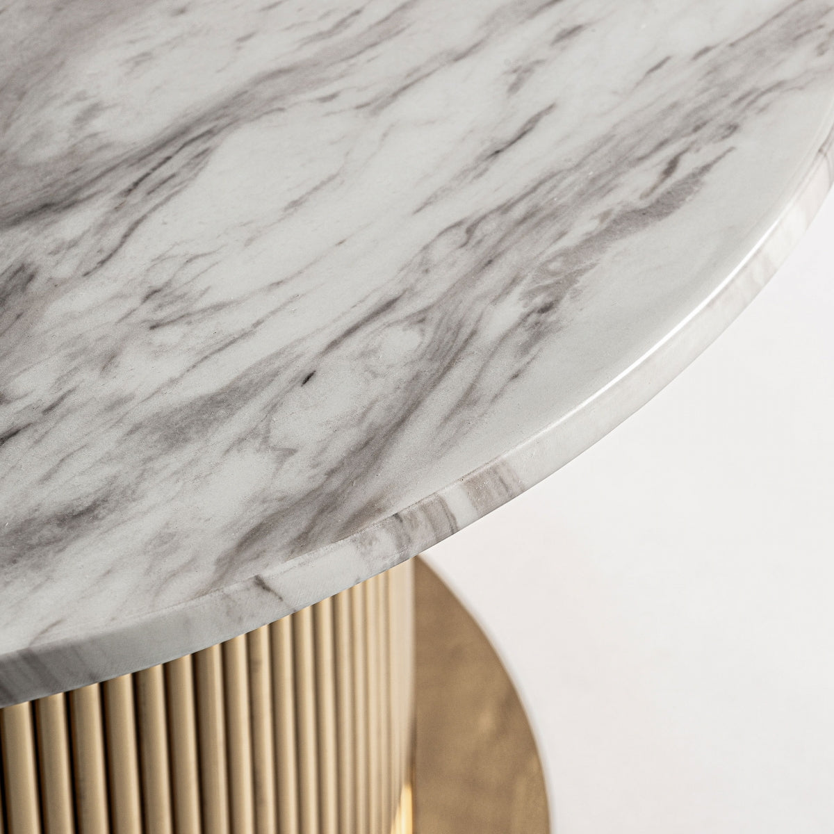 Detalle del sobre de mármol blanco veteado en mesa de centro redonda – boutique interiorismo VICAL