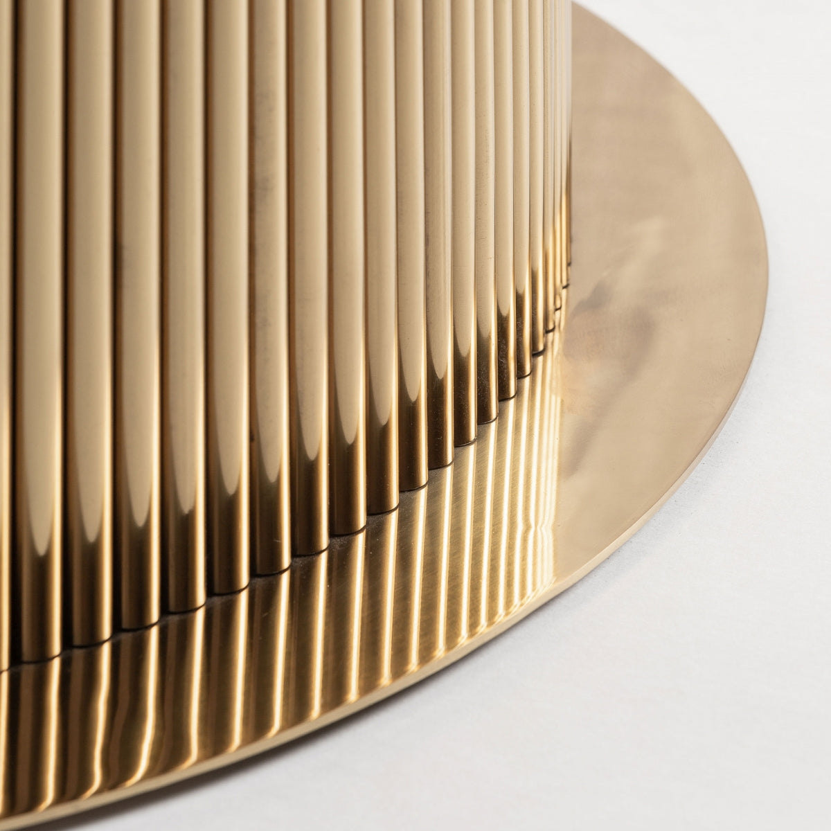 Detalle del zócalo metálico dorado estriado con acabado brillante – mesa art déco boutique interiorismo VICAL