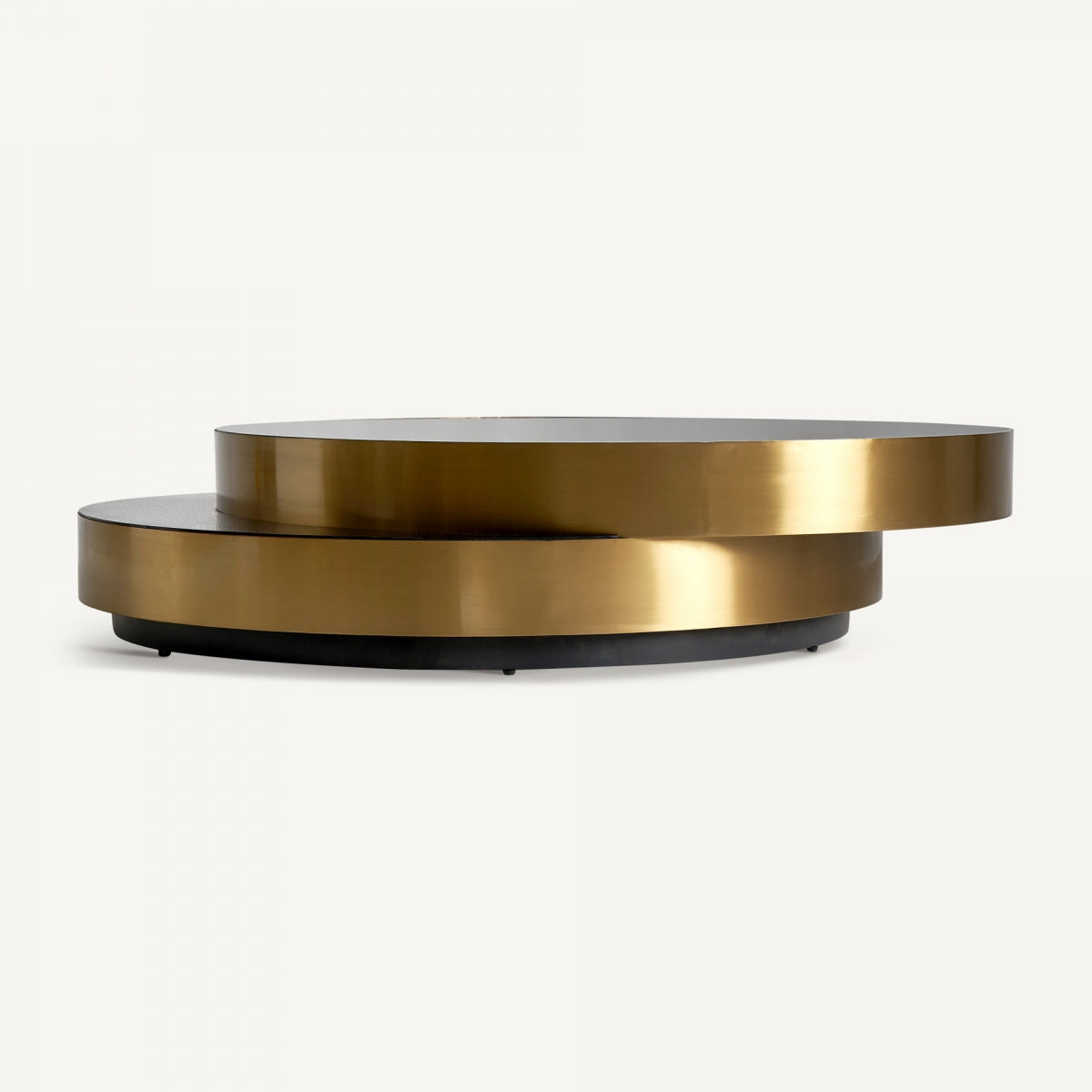Mesa de centro de dos alturas con acabado metálico dorado y superficie espejo