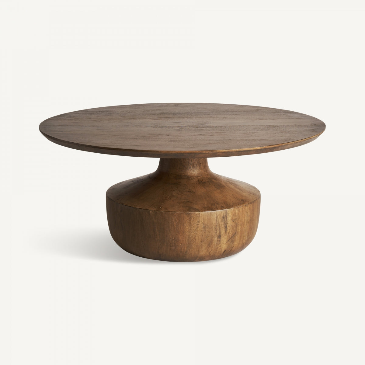 Mesa baja circular con acabado en tono miel y formas suaves, ideal para ambientes cálidos y orgánicos.