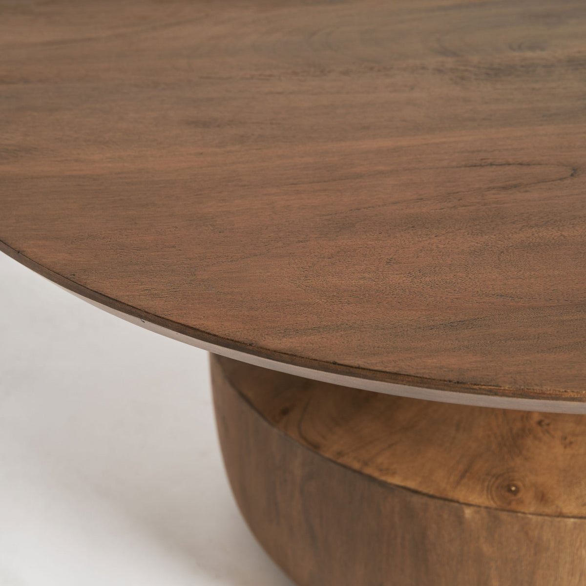 Detalle del sobre de madera con vetas naturales y acabado liso, diseño artesanal y elegante.