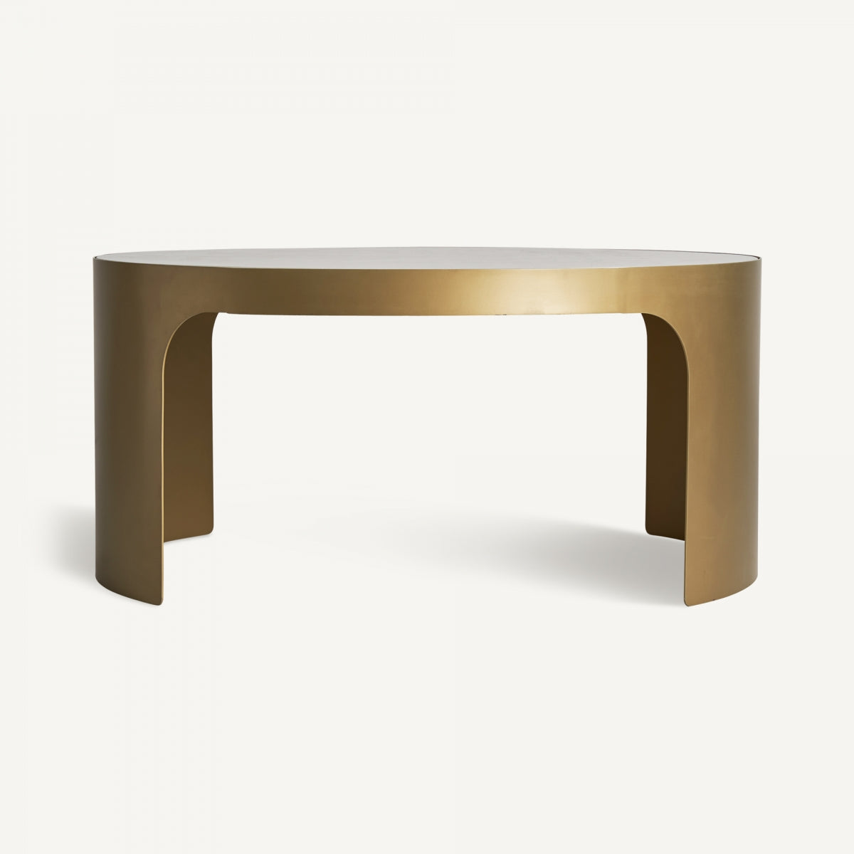 Mesa de centro dorada con estructura metálica curvada en acabado latonado | estilo art déco | boutique_interiorismo-vical