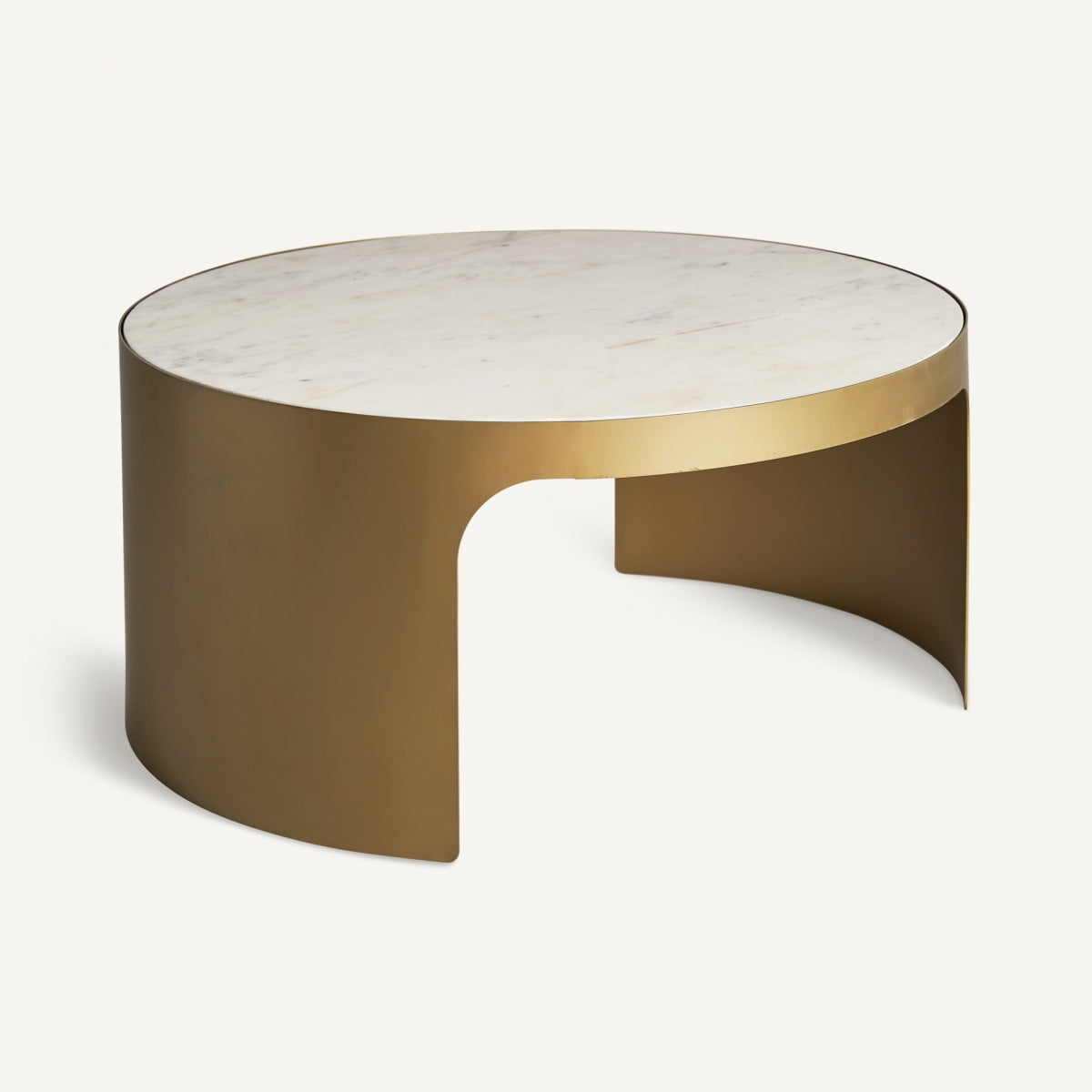 Mesa redonda baja con sobre de mármol blanco y base dorada curva | diseño sofisticado | boutique_interiorismo-vical