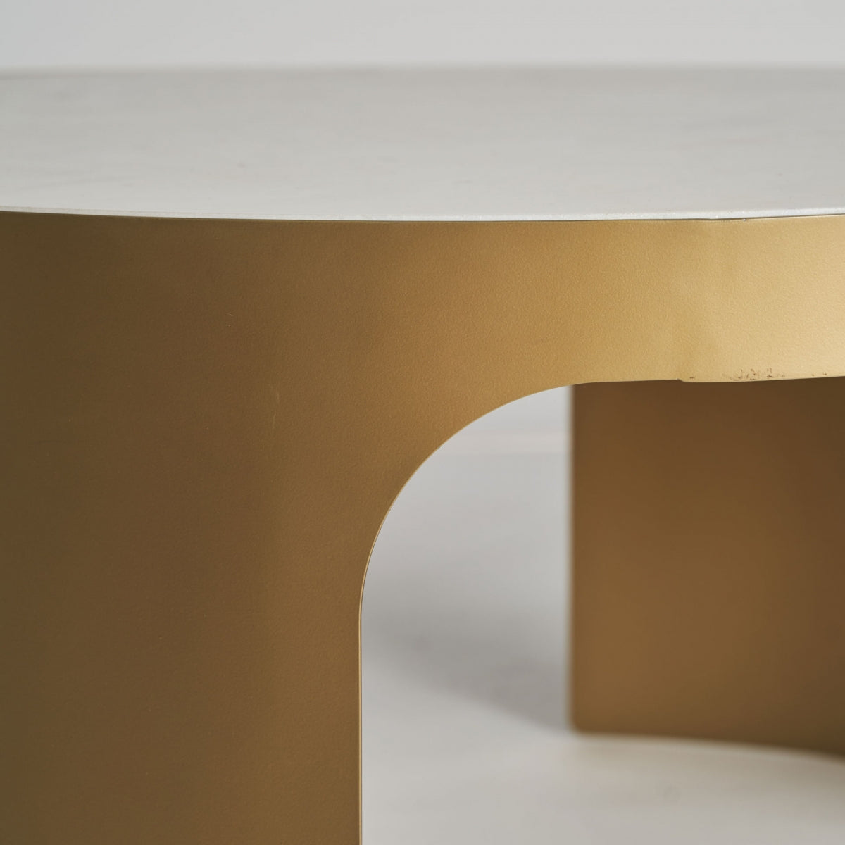 Detalle de estructura metálica curva en tono dorado mate | elegancia art déco | boutique_interiorismo-vical