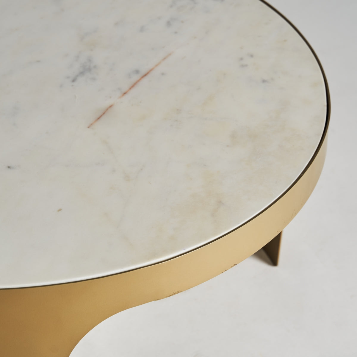 Detalle de sobre en mármol blanco veteado sobre base dorada | contraste noble y moderno | boutique_interiorismo-vical