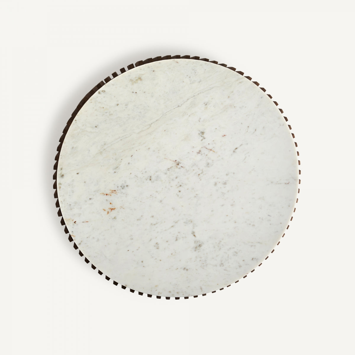 Vista superior de la mesa de centro con tablero de mármol blanco y vetas grises naturales