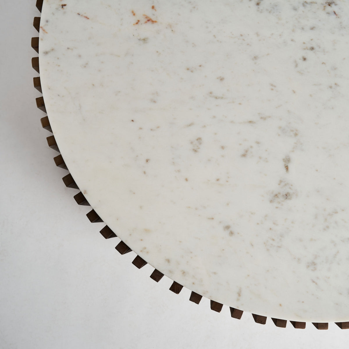 Acabado del borde del mármol con diseño elegante y estructura inferior en madera
