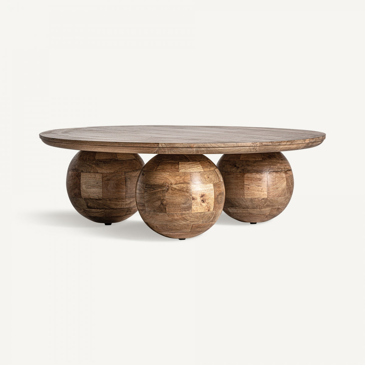 Mesa de centro redonda de madera maciza con base de esferas, estilo escultórico cálido – boutique interiorismo VICAL