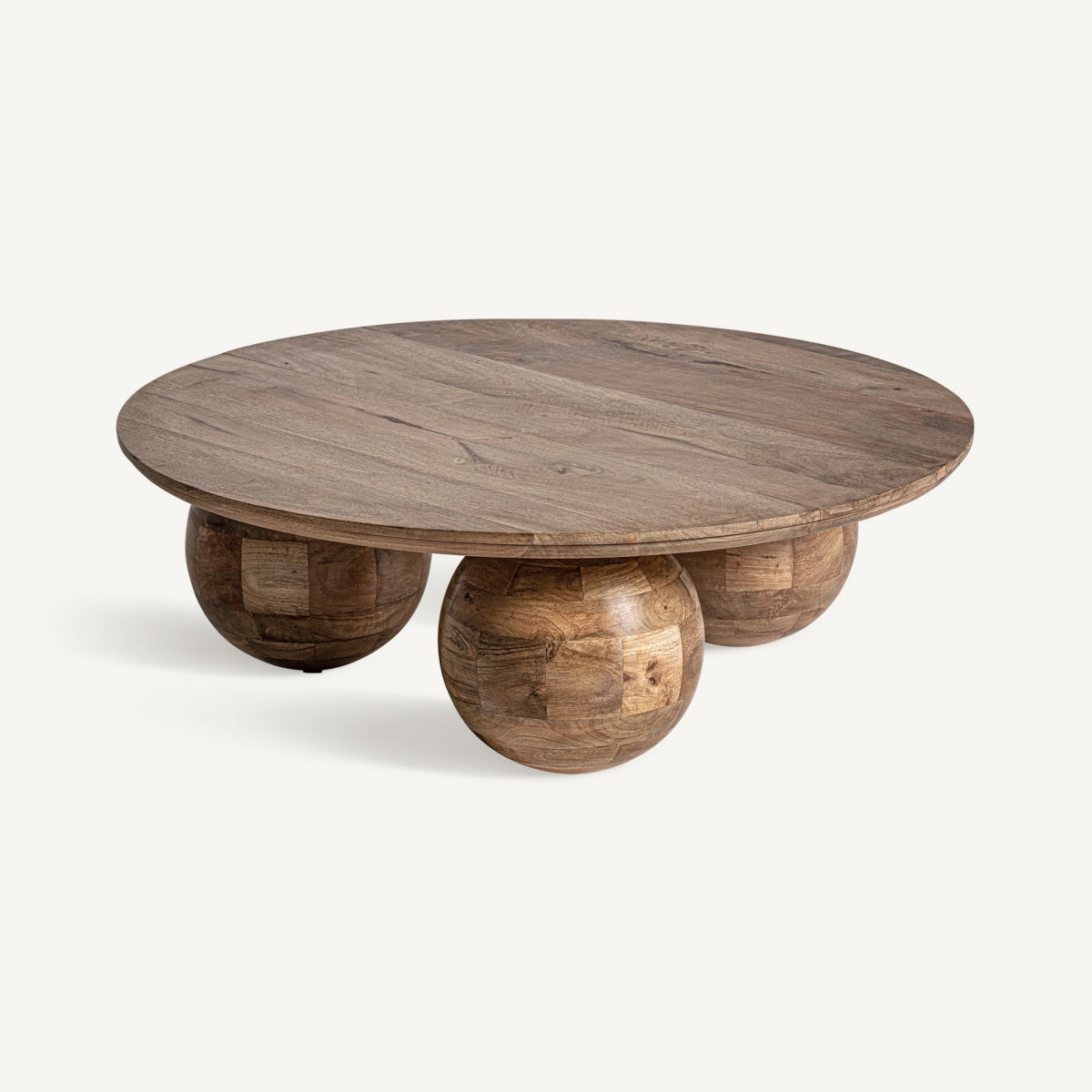 Vista superior de mesa redonda de madera natural con tres patas esféricas – diseño orgánico boutique interiorismo VICAL