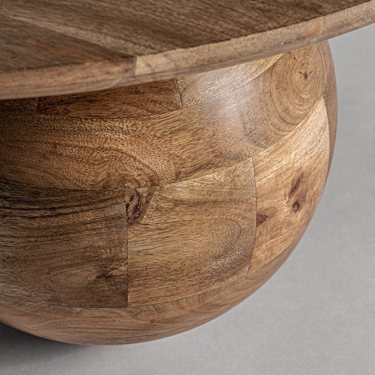 Detalle de la base esférica en madera ensamblada, vetas visibles y acabado artesanal – boutique interiorismo VICAL