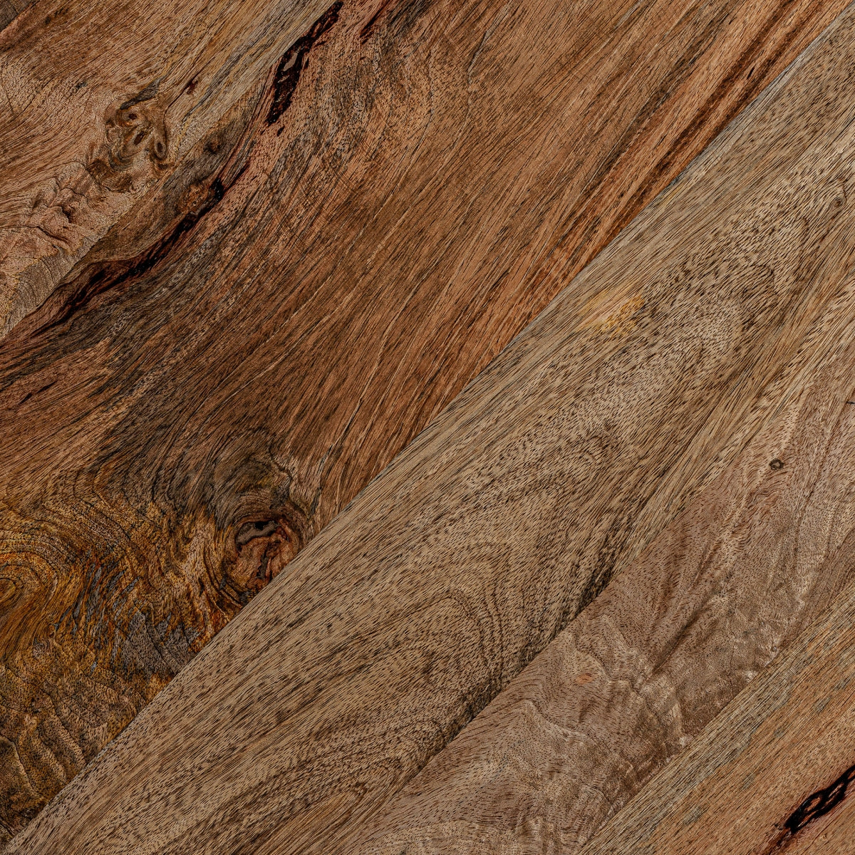 Textura de madera natural con vetas marcadas y tono cálido – mesa centro diseño VICAL boutique interiorismo