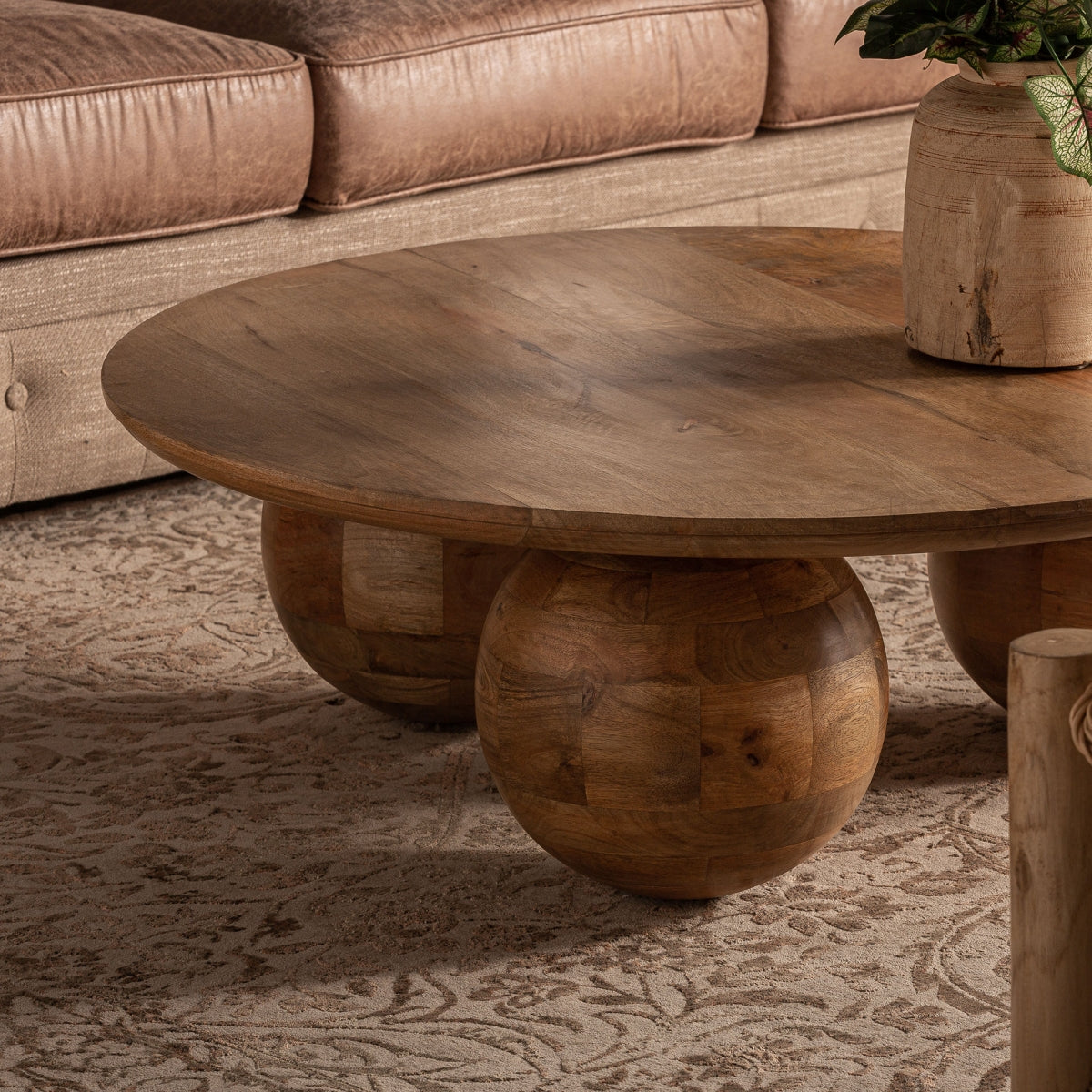 Ambiente acogedor con mesa de centro orgánica en madera, estilo natural cálido – boutique interiorismo VICAL