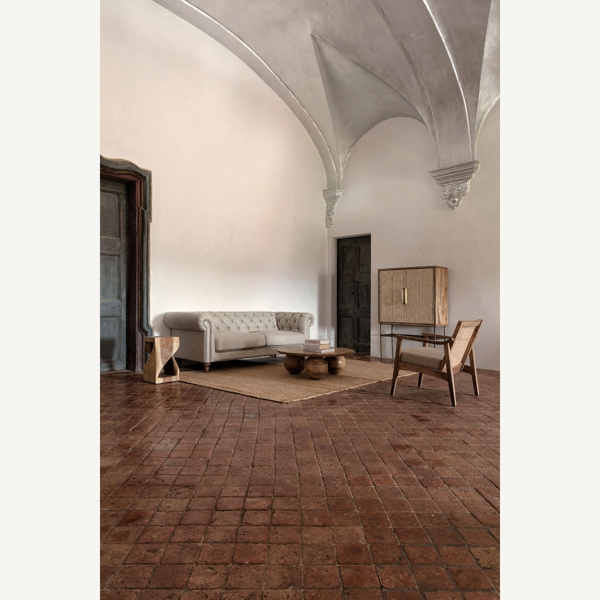 Mesa centro redonda con base de esferas en salón de estilo clásico y suelos de barro cocido – boutique interiorismo VICAL
