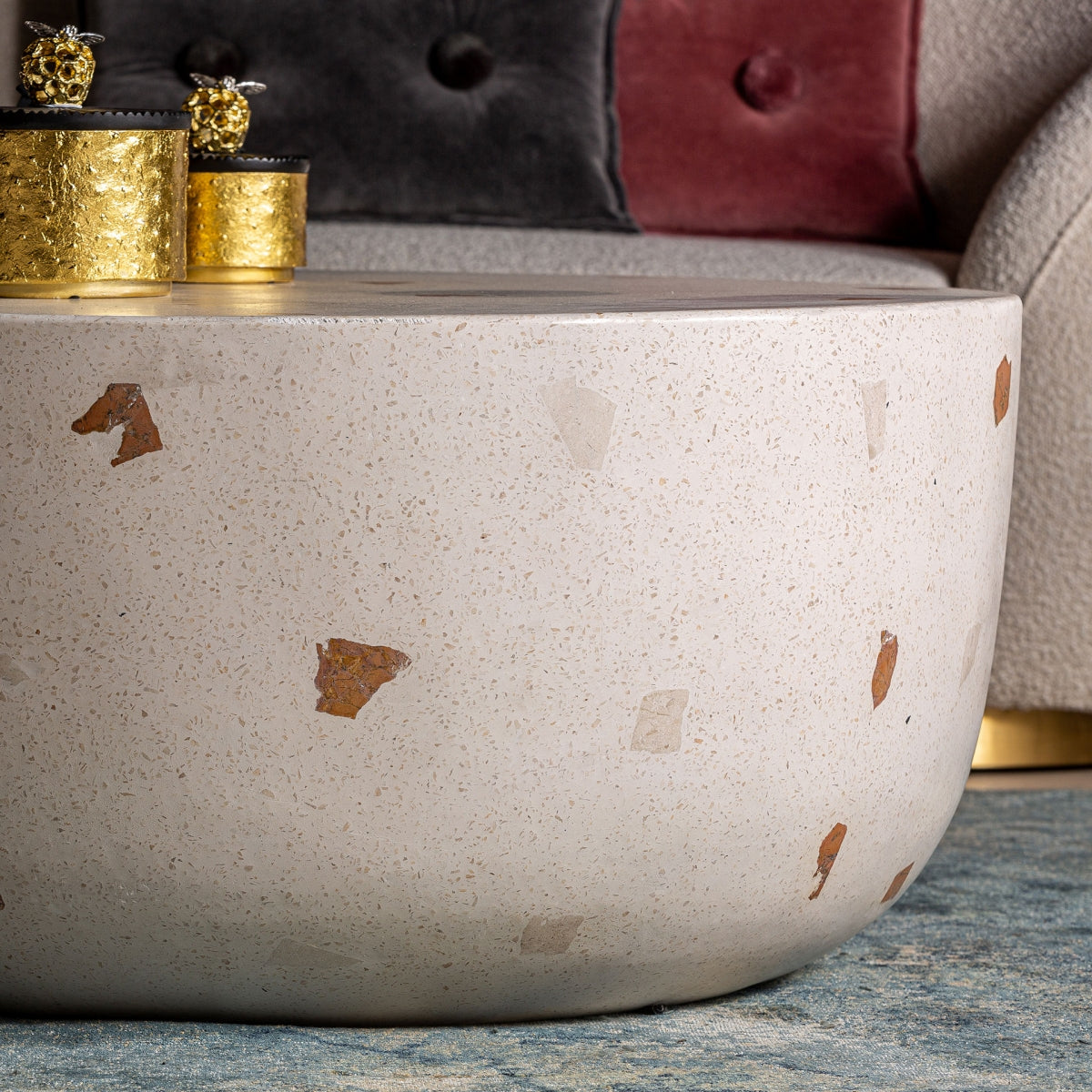 Detalle cercano del canto de la mesa MASSA – mármol travertino con acabado natural – boutique interiorismo – vical