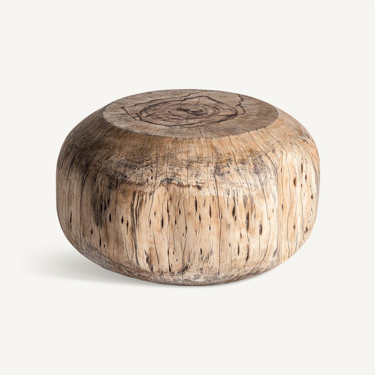 Mesa de centro maciza en forma de tronco con silueta orgánica y textura natural, diseño escultórico en madera
