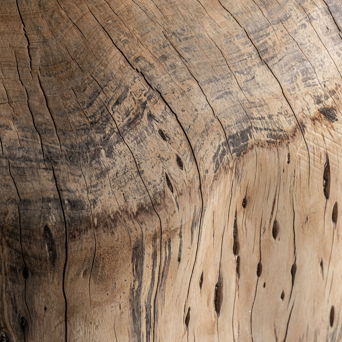 Textura rústica con grietas naturales en mesa de centro de madera, detalle lateral con carácter artesanal