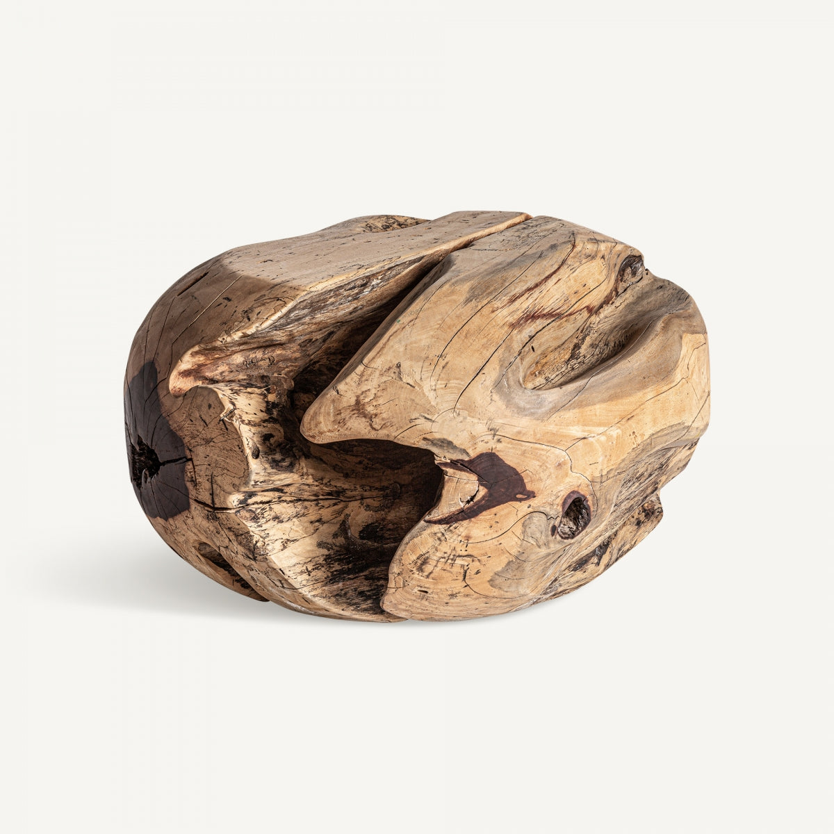 Banco de madera maciza en perspectiva, diseño rústico artesanal con forma irregular y tono natural envejecido.