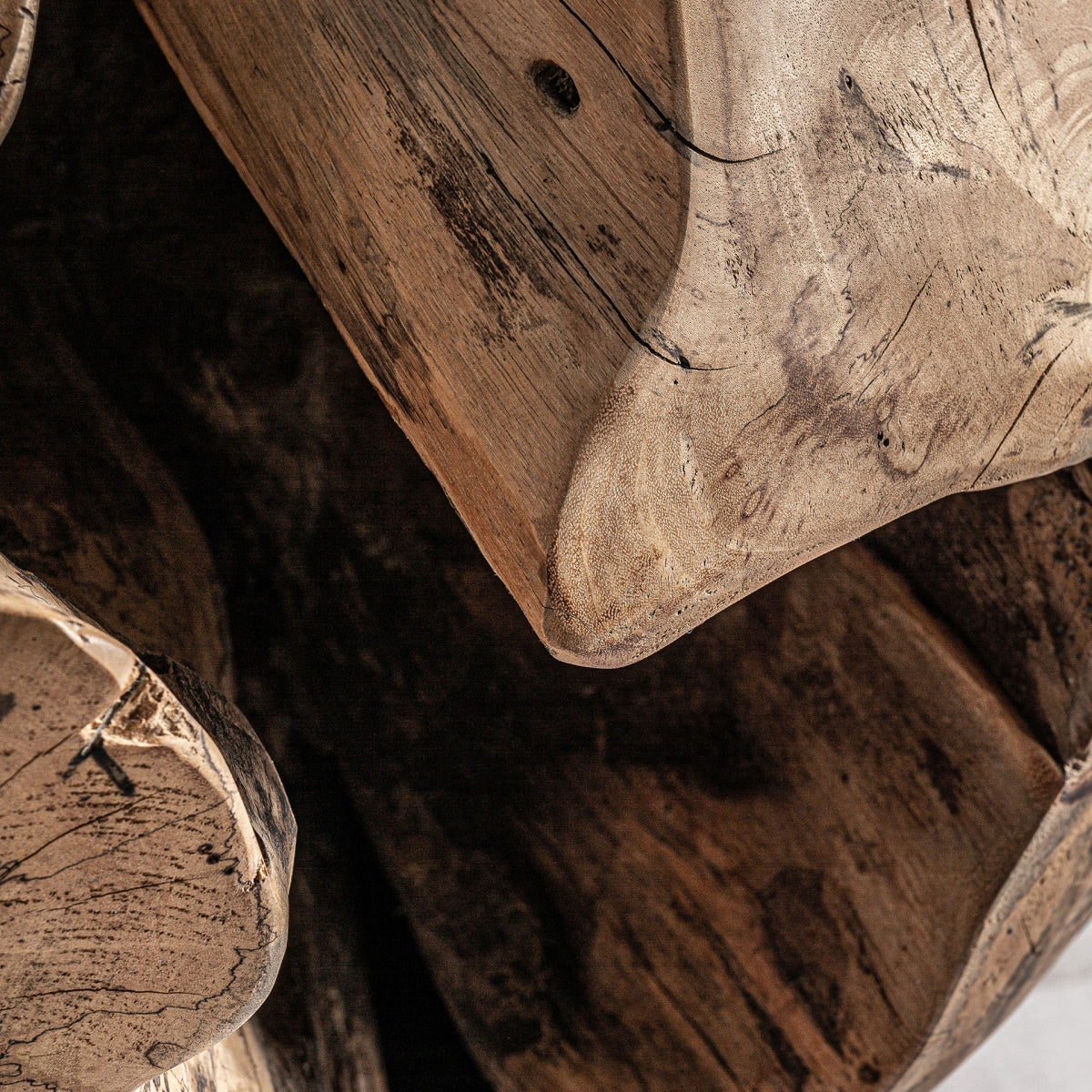 Detalle de la madera de teca con vetas y grietas naturales, textura orgánica que resalta su autenticidad.